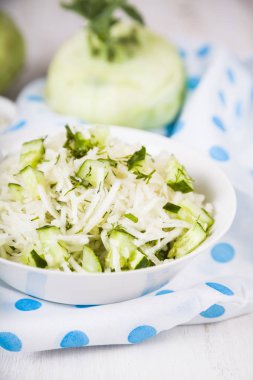 Salata sarımsak, salatalık ve dereotu ile. 