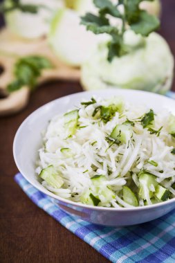 Salata sarımsak, salatalık ve dereotu ile. 