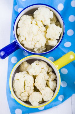 Çok renkli kase haşlanmış karnabahar 