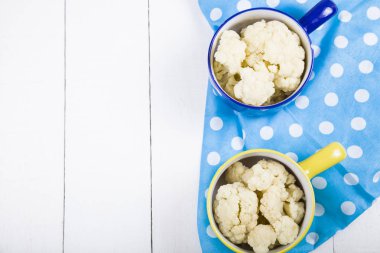 Çok renkli kase haşlanmış karnabahar 