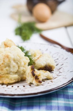 ahşap bir masa üzerine kızarmış karnabahar. 