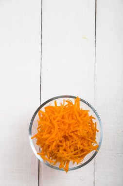 Bir kapta havuç rendeleyin  