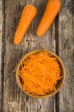 Bir kapta havuç rendeleyin  