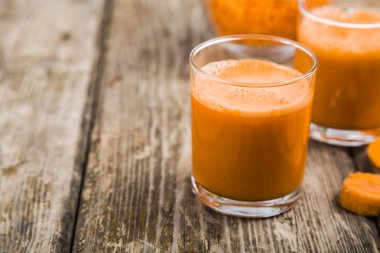 havuç suyu ahşap bir masa üzerinde. 