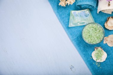 Spa uygulamaları bir mavi ahşap tablo. 