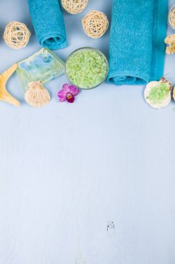 Spa uygulamaları bir mavi ahşap tablo. 