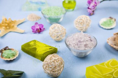 Spa uygulamaları bir mavi ahşap tablo. 