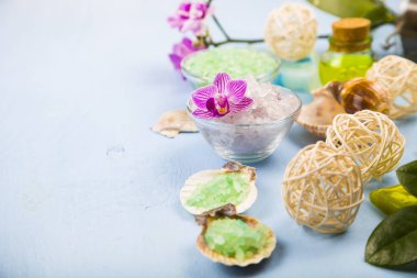 Spa uygulamaları bir mavi ahşap tablo. 