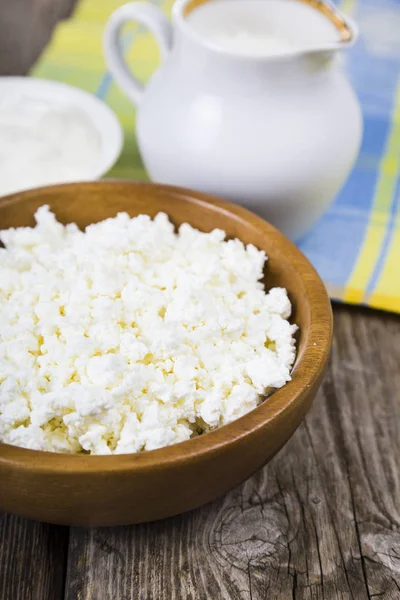 Süzme peynir, ekşi krema ve süt  