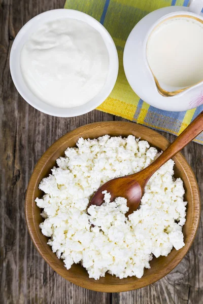 Süzme peynir, ekşi krema ve süt  