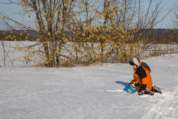 Oğlan ve köpek yürüyen 