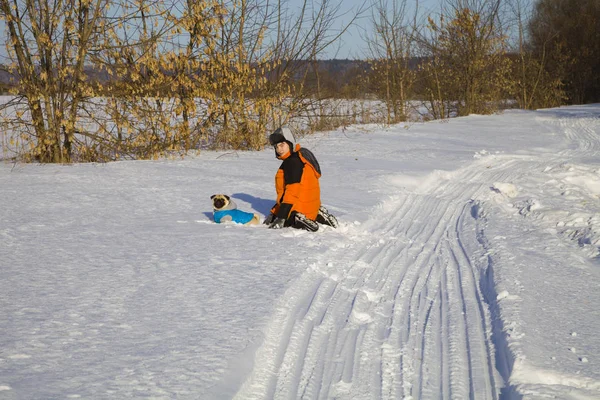 Oğlan ve köpek yürüyen 