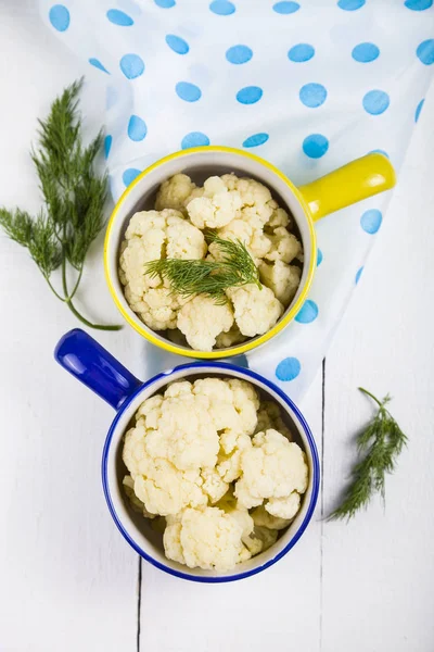 Coliflor hervida en cuencos multicolores — Foto de Stock