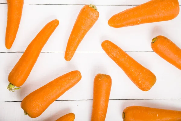 Потерти моркву на білому дерев'яному столі . — стокове фото