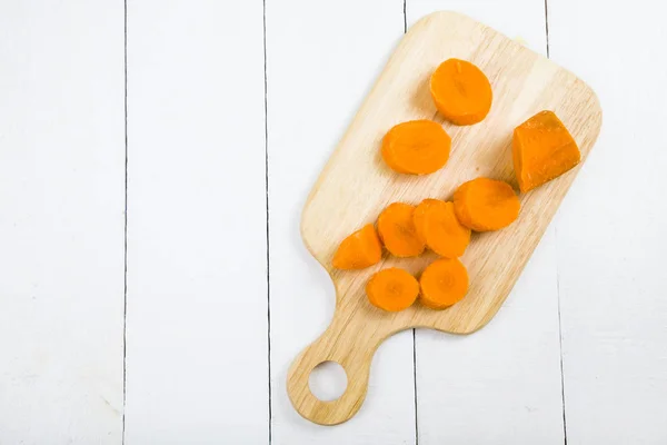 Gesneden wortelen op een snijplank — Stockfoto