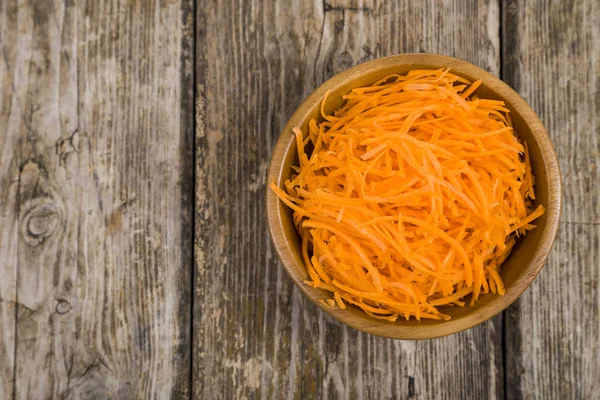 Bir kapta havuç rendeleyin  