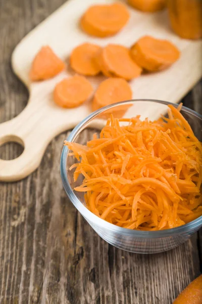 Bir kapta havuç rendeleyin  