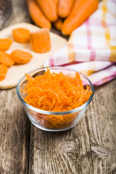 Bir kapta havuç rendeleyin  