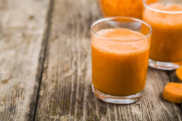 havuç suyu ahşap bir masa üzerinde. 