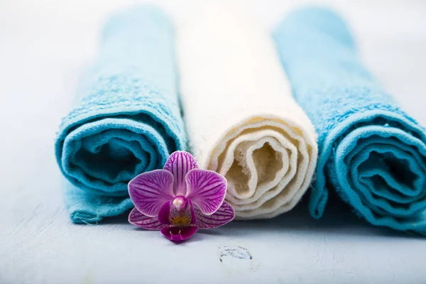 Белые и голубые полотенца и цветок орхидеи . — стоковое фото