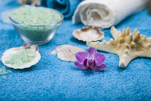 Θεραπείες spa για μια μπλε πετσέτα — Φωτογραφία Αρχείου