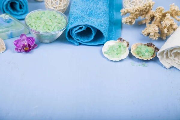 Tratamientos de spa sobre una mesa de madera azul . —  Fotos de Stock