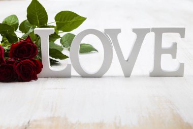 Ahşap arka planda kırmızı güller