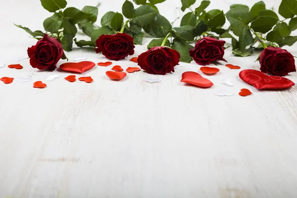 Czerwone róże i serca — Zdjęcie stockowe