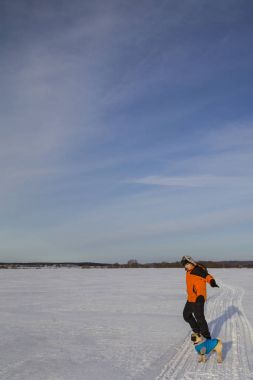 Oğlan ve köpek kış aylarında yürüyen