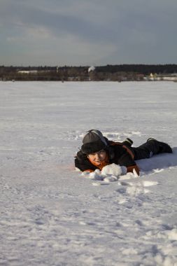Oğlan ve köpek kış aylarında yürüyen