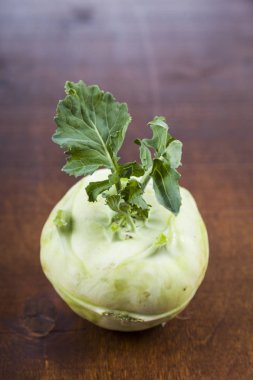 Ahşap bir masa üzerinde yetiştirilmektedir.