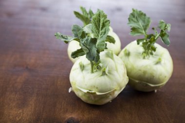 Ahşap bir masa üzerinde yetiştirilmektedir.