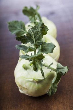 Ahşap bir masa üzerinde yetiştirilmektedir.