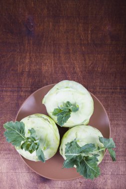 Ahşap bir masa üzerinde yetiştirilmektedir. 