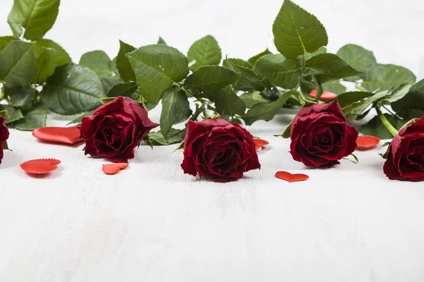 Червоні троянди і серця — стокове фото