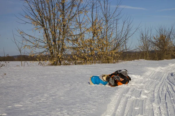 Garçon et chien marchant en hiver — Photo