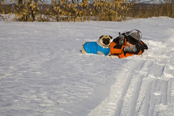 Junge und Hund spazieren im Winter — Stockfoto