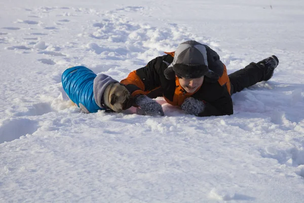 Pojke och hund promenader i vinter — Stockfoto