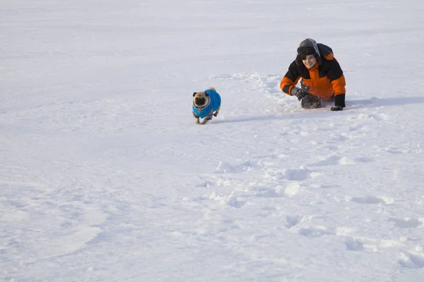 Junge und Hund spazieren im Winter — Stockfoto