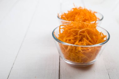 Bir kapta havuç rendeleyin  