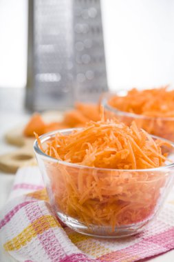 Bir kapta havuç rendeleyin  