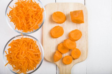 Bir kapta havuç rendeleyin  