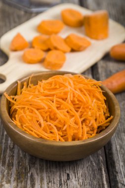 Bir kapta havuç rendeleyin  