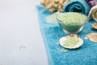 Spa uygulamaları bir mavi ahşap tablo. 