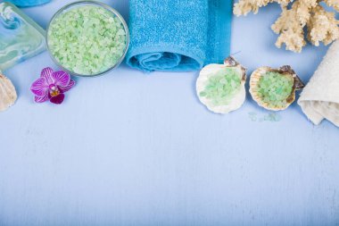 Spa uygulamaları bir mavi ahşap tablo. 