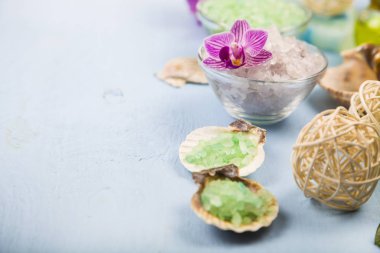 Spa uygulamaları bir mavi ahşap tablo. 
