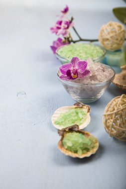 Spa uygulamaları bir mavi ahşap tablo. 