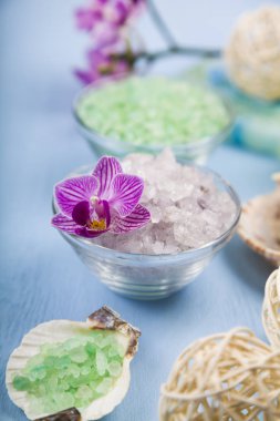 Spa uygulamaları bir mavi ahşap tablo. 