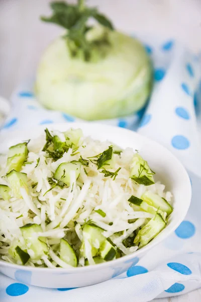 Salata sarımsak, salatalık ve dereotu ile. 