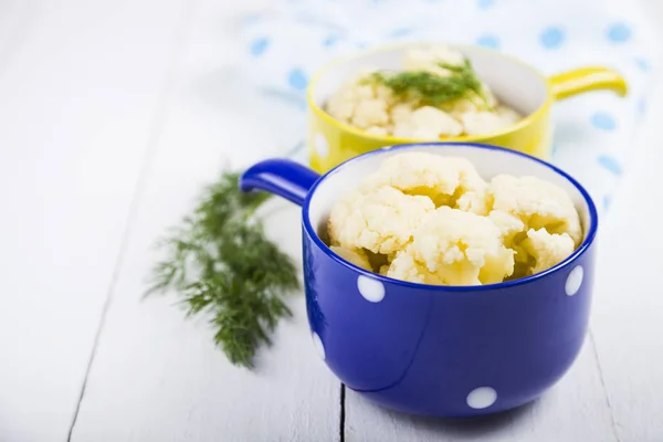 Coliflor hervida en cuencos multicolores — Foto de Stock